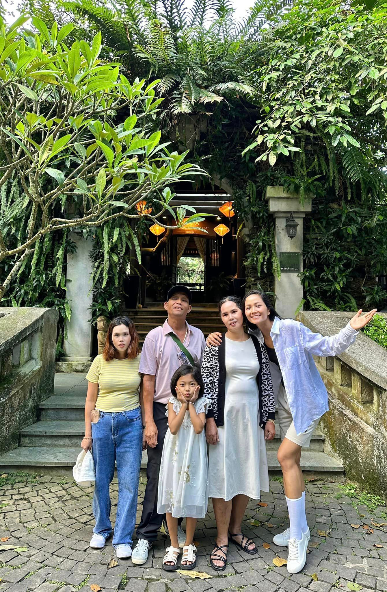 Mừng ngày gia đình Việt Nam, H'Hen Niê đưa cả gia đình đi chơi.