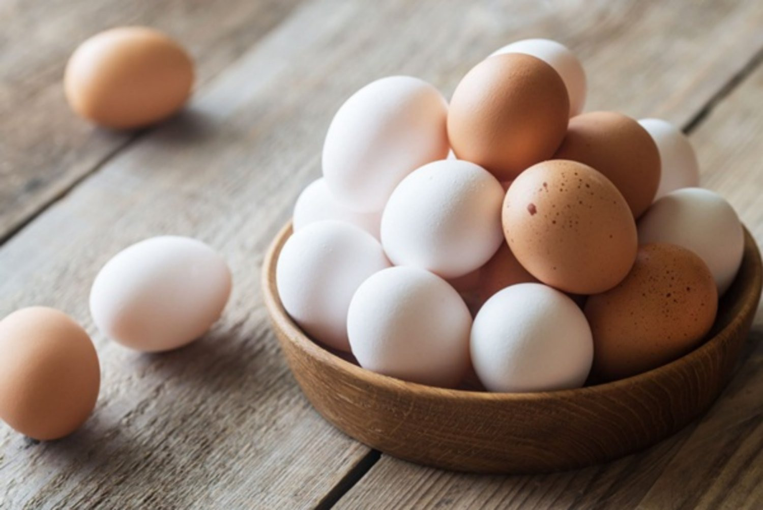 Trứng gà vỏ trắng và vỏ nâu loại nào bổ dưỡng hơn?