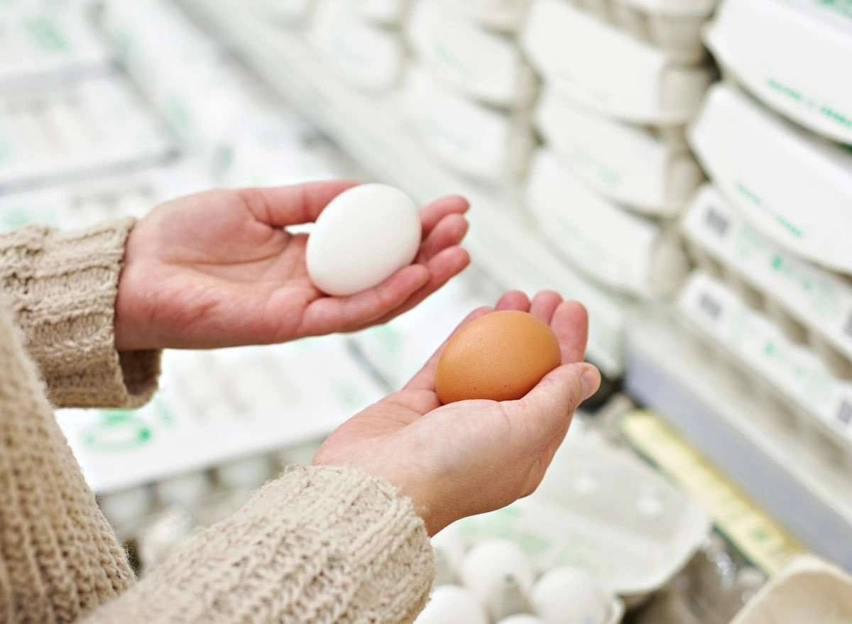 Khi chạm tay vào vỏ trứng gà sạch, bạn sẽ cảm nhận chúng ráp và cứng hơn.