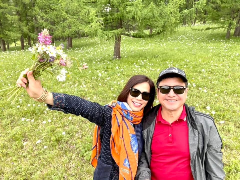 NSƯT Chí Trung khoe loạt ảnh hạnh phúc khi cùng bạn gái trải nghiệm chuyến đi Mông Cổ. Sau khi về hưu và có bạn gái mới, nam nghệ sĩ được nhiều khán giả khen ngợi ngày càng trẻ.