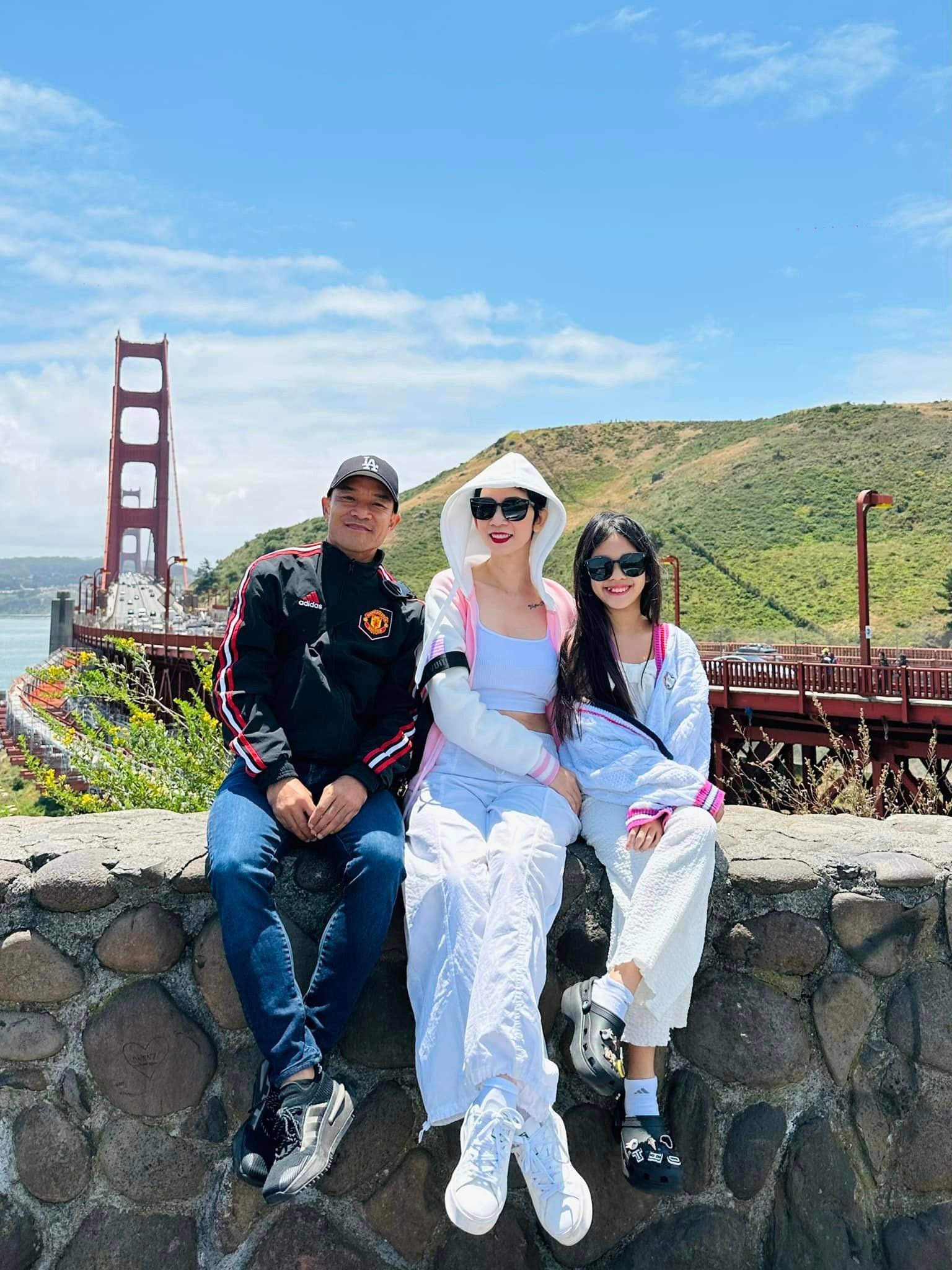 Siêu mẫu Xuân Lan cùng chồng con chụp ảnh ở San Francisco.