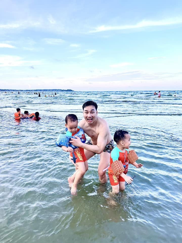 MC Thành Trung đưa hai con sinh đôi đi tắm biển tại quê nhà.