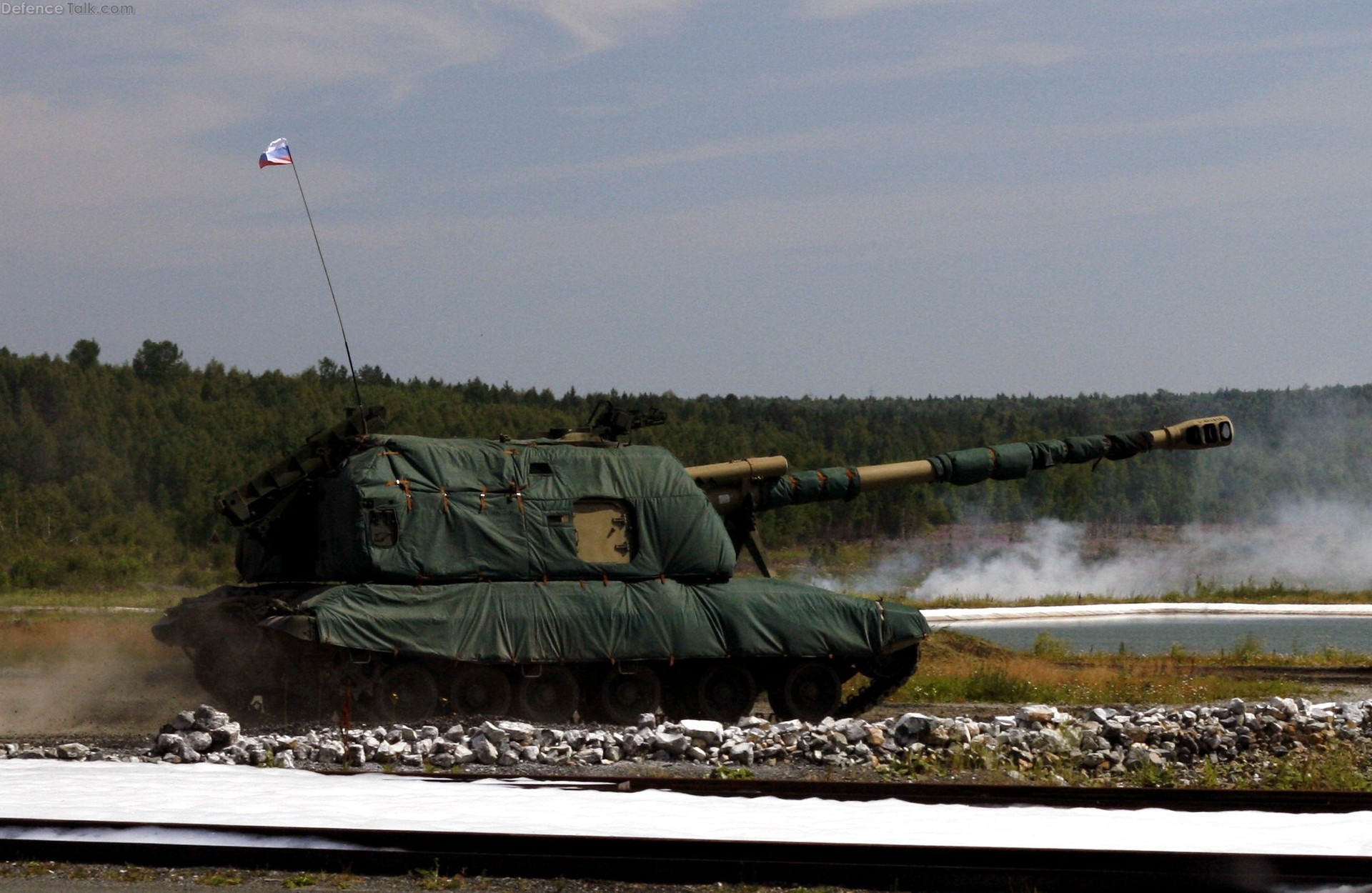 Pháo tự hành 2S19 Msta của Nga với lớp ngụy trang Nakidka.