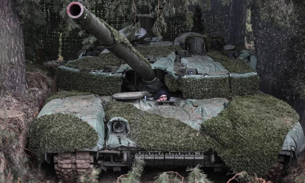 Xe tăng T-90M với lớp ngụy trang Nakidka được Nga triển khai ở mặt trận phía nam cuối tháng 5. (Ảnh: RIA Novosti)