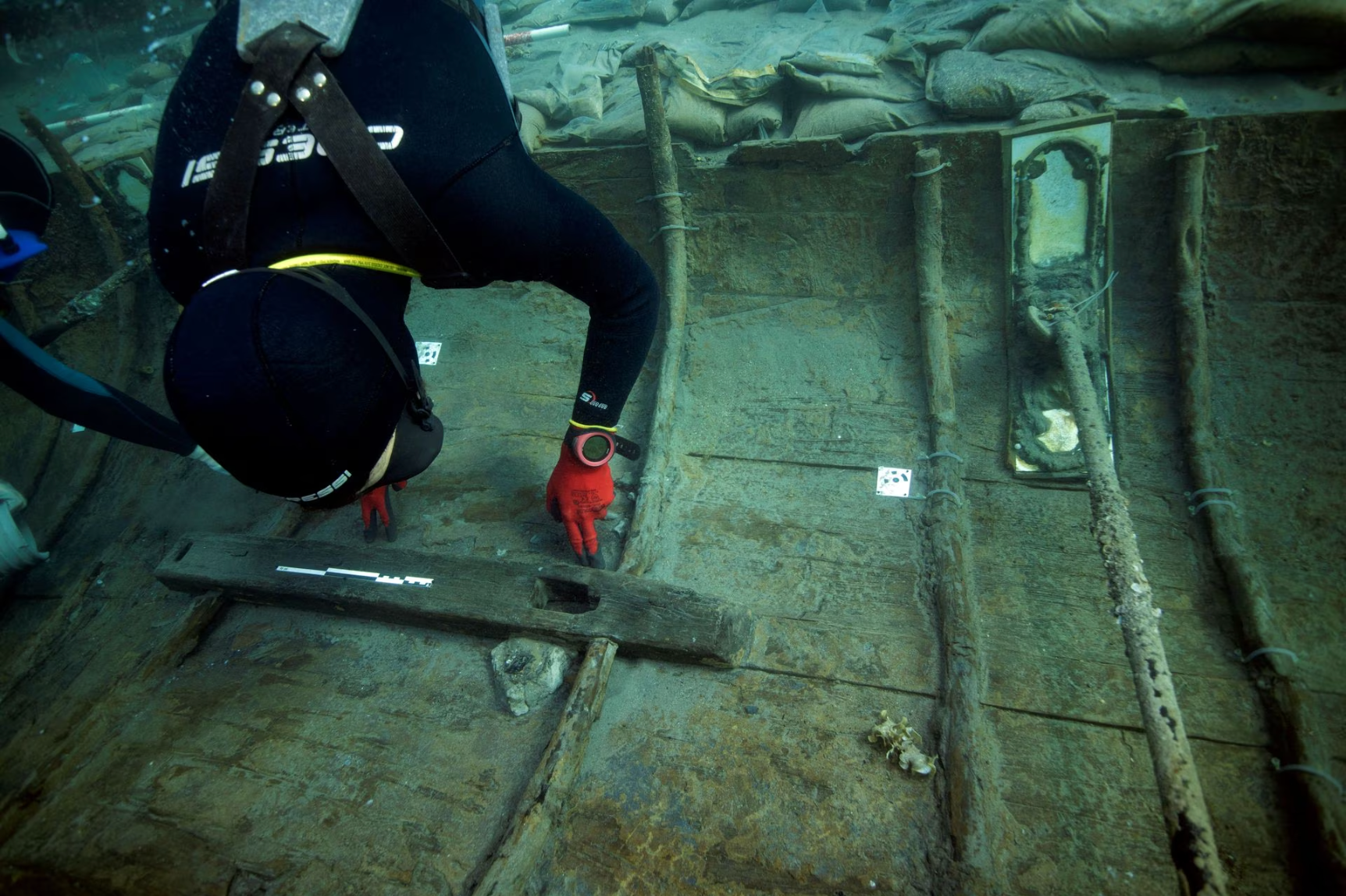Nhóm thợ lặn từ Đại học Valencia lập bản đồ và đánh giá tình trạng của một con tàu Phoenicia 2.500 năm tuổi. (Ảnh Reuters)