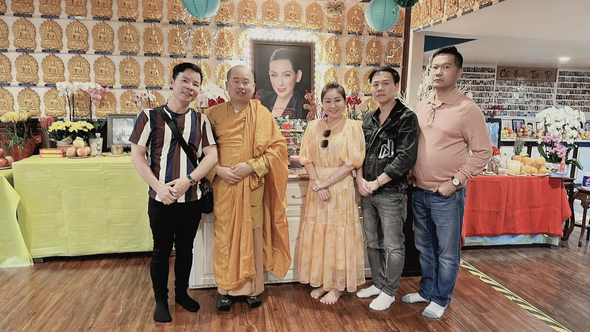 Thoại Mỹ cùng ca sĩ Nguyễn Tâm và Đinh Thành đến chùa Tịnh Xá Giác An ở Mỹ để thắp hương cho cố ca sĩ Phi Nhung.