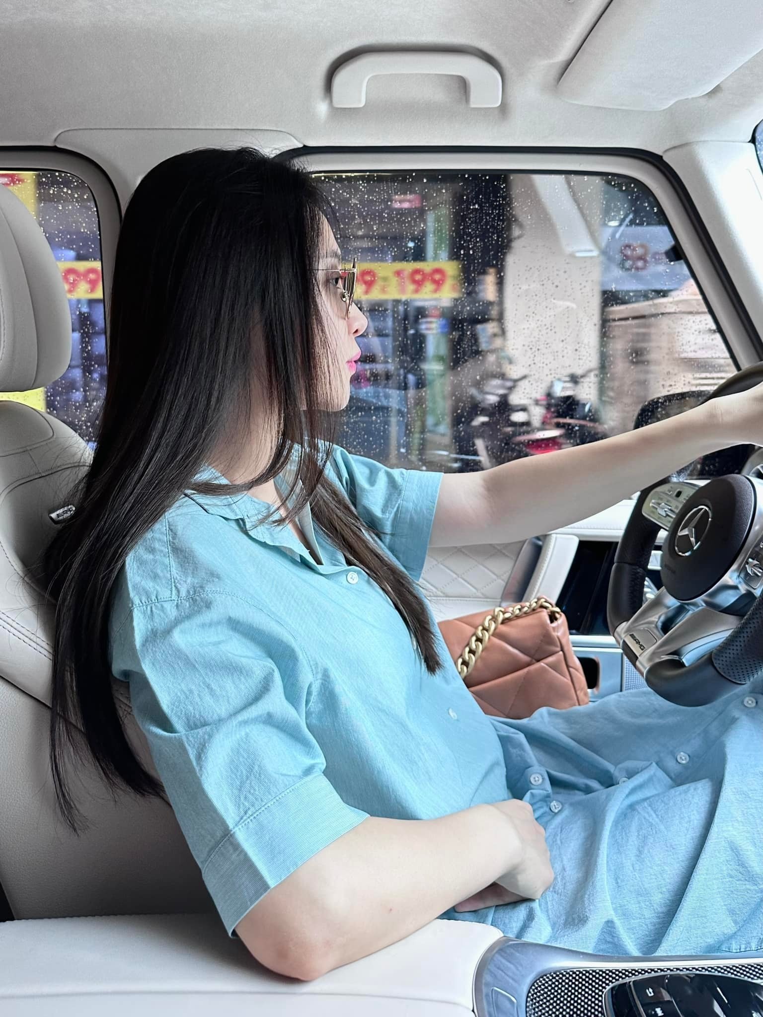 Thần thái và vóc dáng của Đàm Thu Trang không hề giống mẹ bỉm vừa hết cữ.