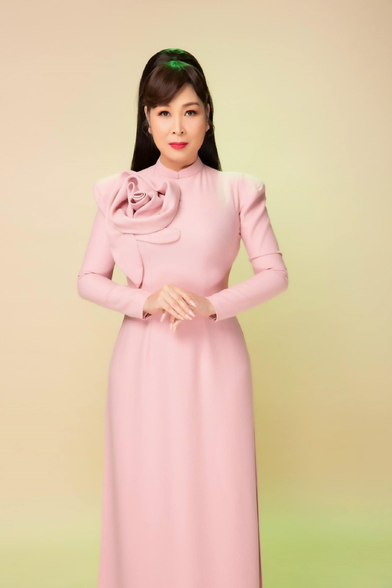 Giảm cân thành công, Hồng Vân tự tin diện nhiều phong cách thời trang khác nhau.