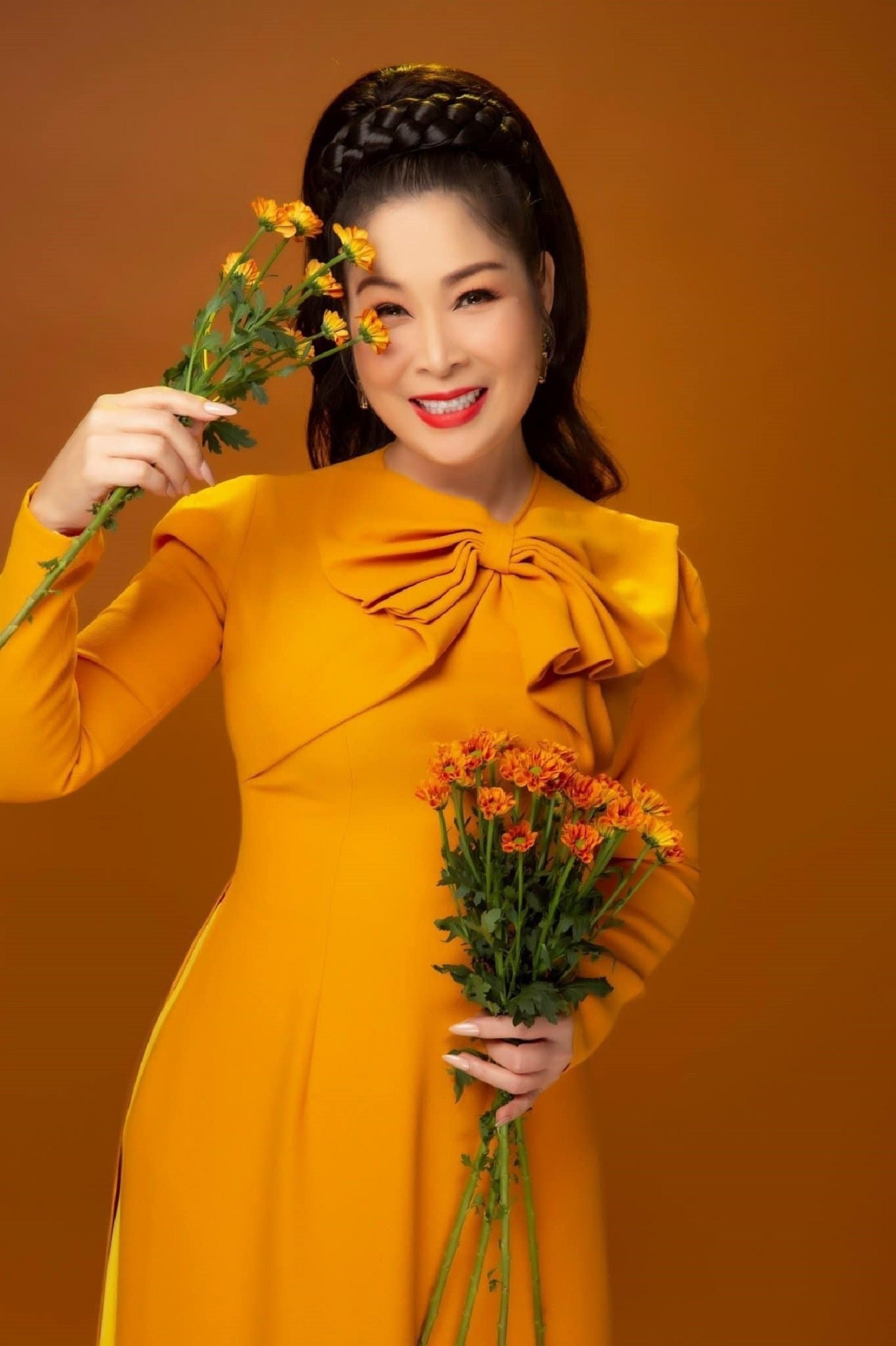 Nữ nghệ sĩ hài hước cho biết giờ đây cô có thể thoải mái diện áo dài trơn, phô diễn đường cong cuốn hút thay vì mặc những chiếc áo đính kết để che đi nhược điểm hình thể. Ở tuổi U60, Hồng Vân hạnh phúc khi lấy lại được thân hình thon gọn.