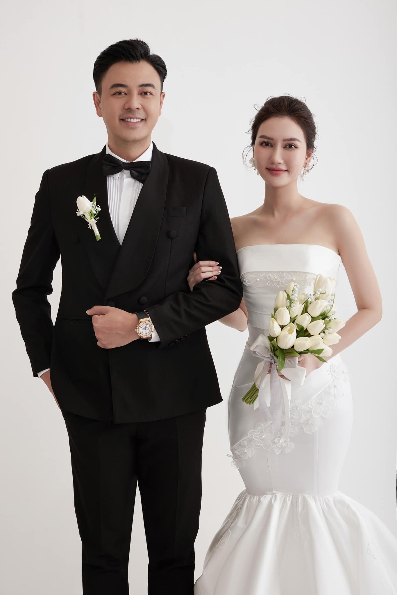 Diễn viên Hương Giang tung ảnh cưới bên Tuấn Tú: ''Chúc mọi người cuối tuần vui vẻ. Em lấy chồng đây''. Hình ảnh này khiến cư dân mạng cho rằng cả hai sẽ chuẩn bị đóng chung phim với nhau.