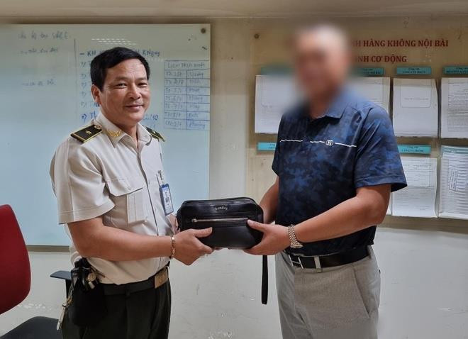 Hành khách nhận lại đầy đủ tài sản từ nhân viên an ninh hàng không Nội Bài. Ảnh: Cảng HKQT Nội Bài.