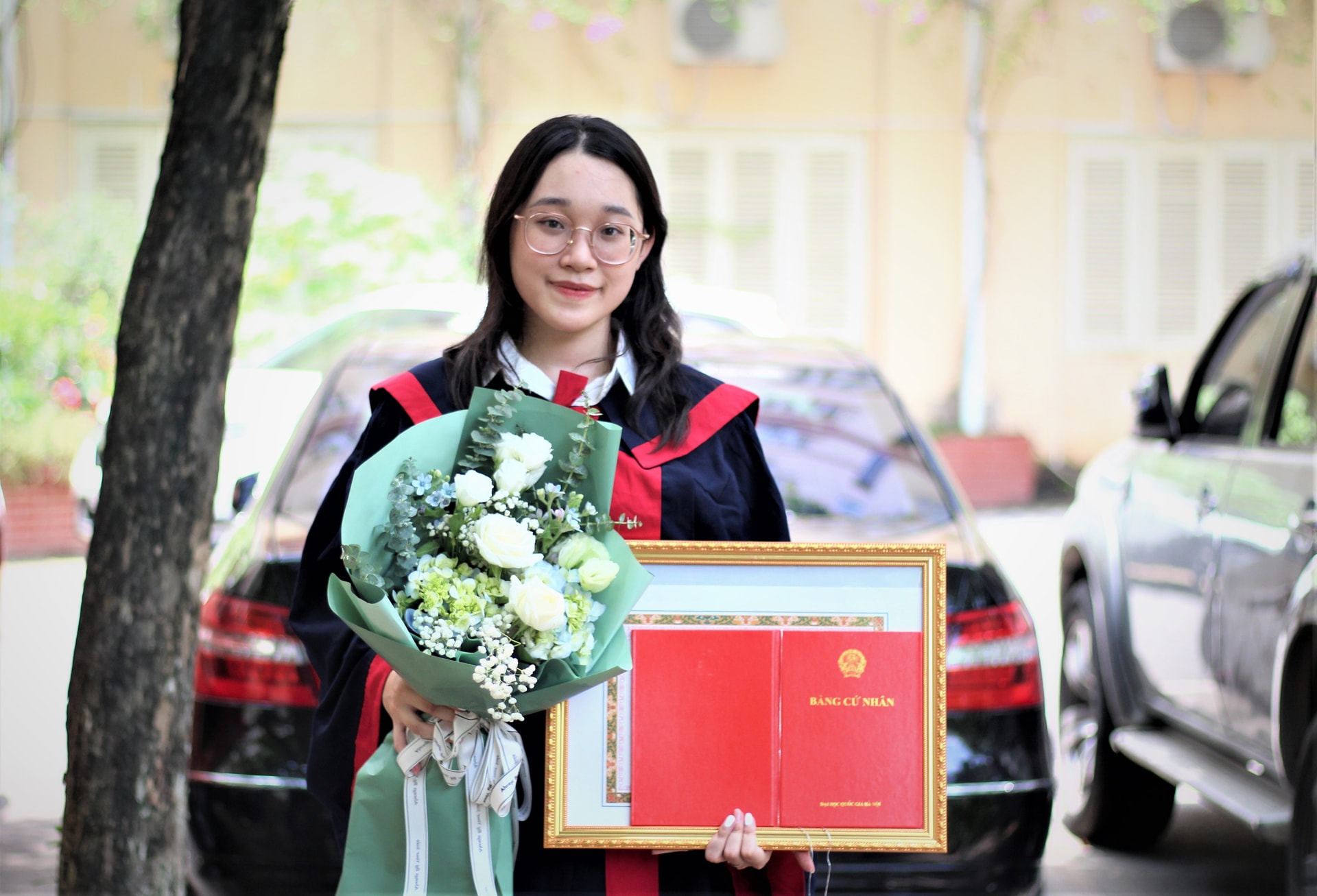 Ngân Hà nhận bằng tốt nghiệp đại học loại Xuất sắc với điểm GPA 3.77/4.0, điểm khóa luận tốt nghiệp 9.9/10. (Ảnh: NVCC)