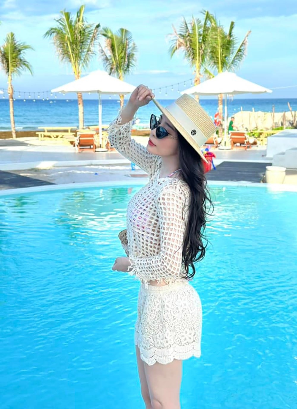 Quỳnh Nga lên đồ đi biển: 