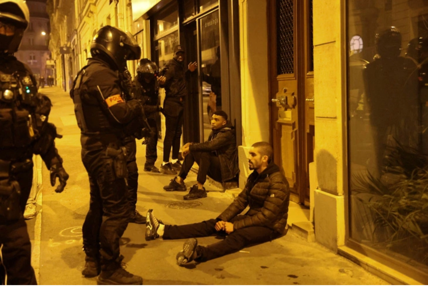Những kẻ biểu tình bạo lực bị cảnh sát khống chế ở Paris tối 2/7. (Ảnh: Reuters)