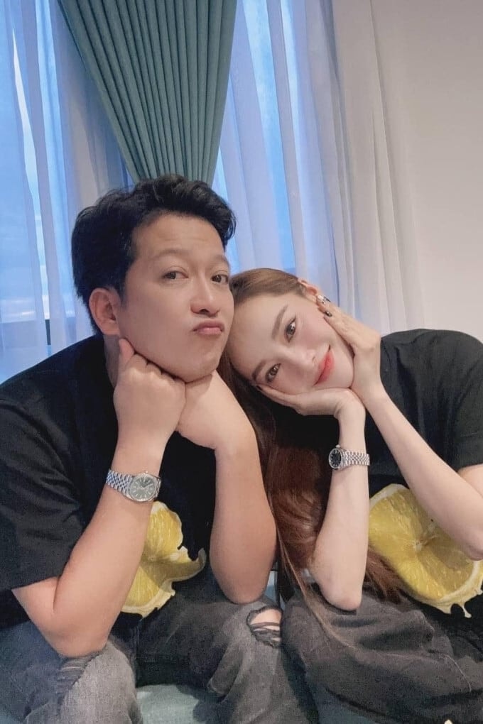 Nhã Phương và ông xã Trường Giang làm mặt hài hước trong loạt ảnh 'trốn con' hẹn hò. Nữ diễn viên hiện mang thai con thứ hai.