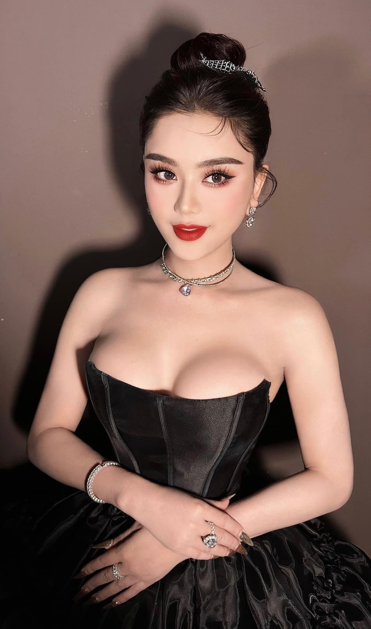 Lâm Khánh Chi diện váy gợi cảm khoe vòng 1 nóng bỏng.