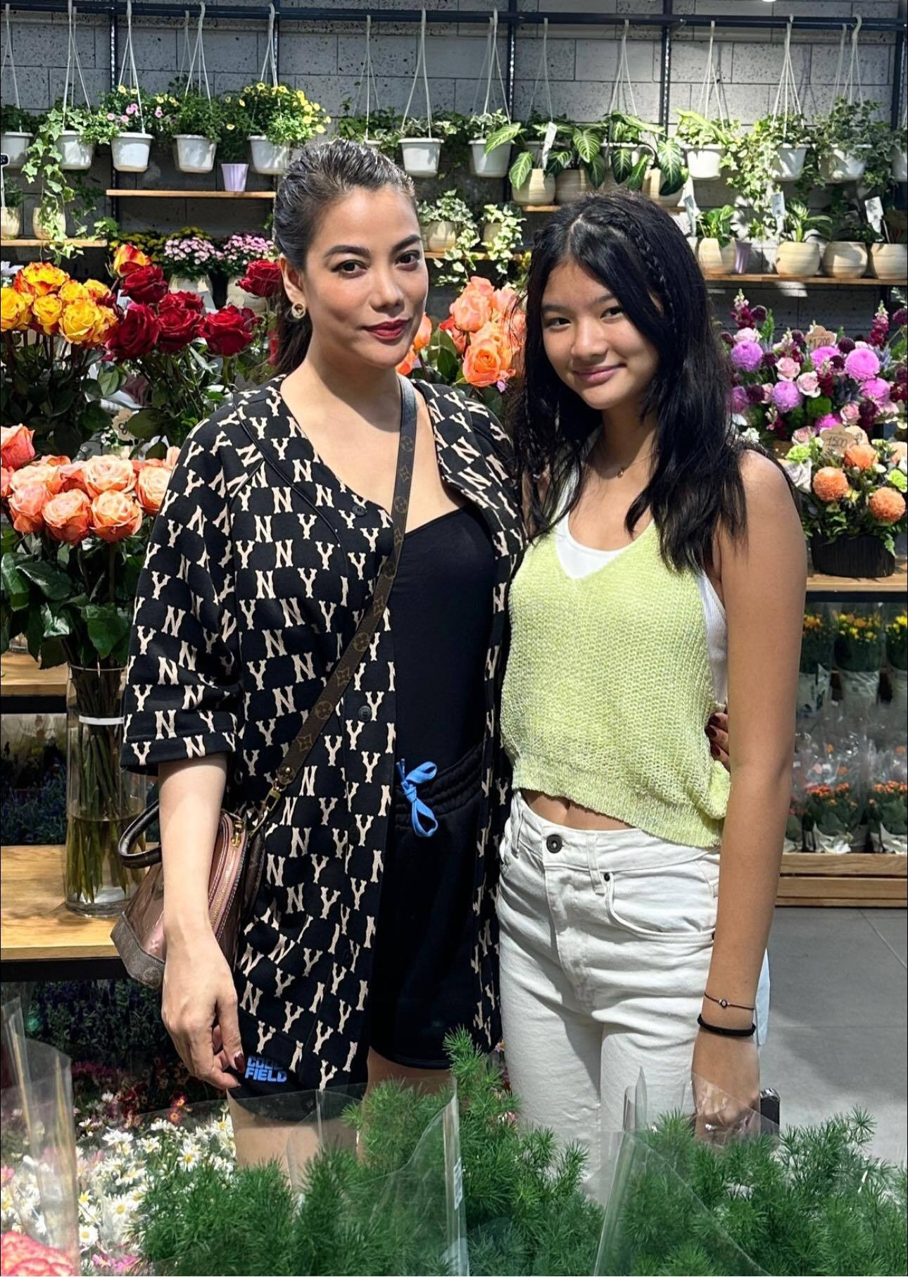 Trương Ngọc Ánh đi mua hoa cùng con gái: 