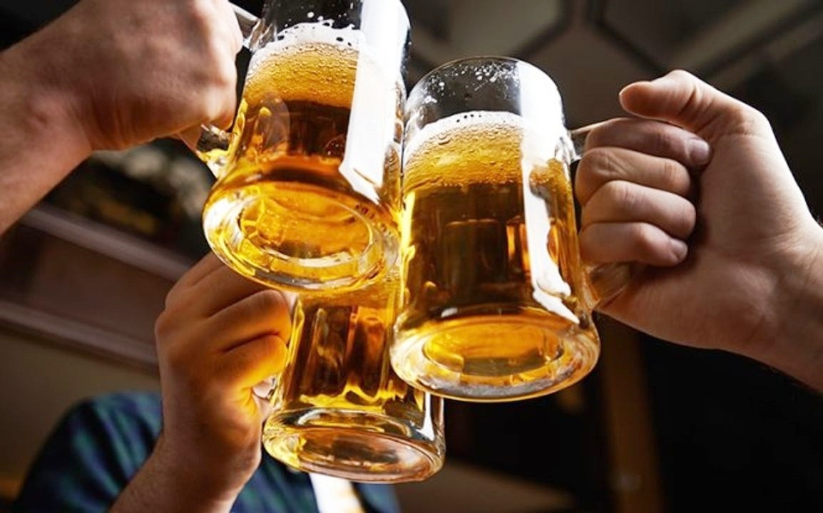 Ép buộc người khác uống rượu bia là hành vi bị nghiêm cấm.
