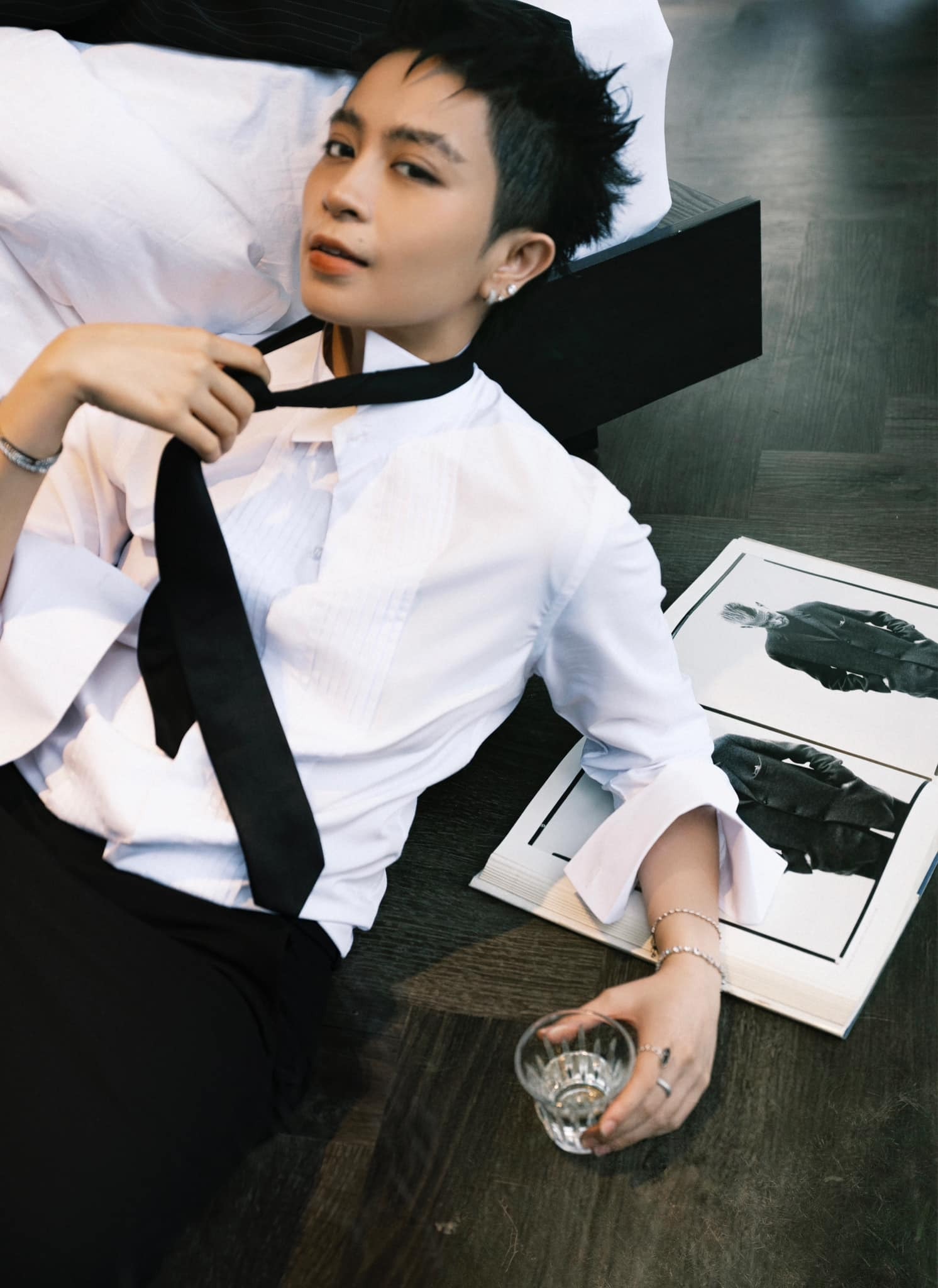 Gil Lê khoe vẻ đẹp phi giới tính khiến nhiều fan mê mẩn.