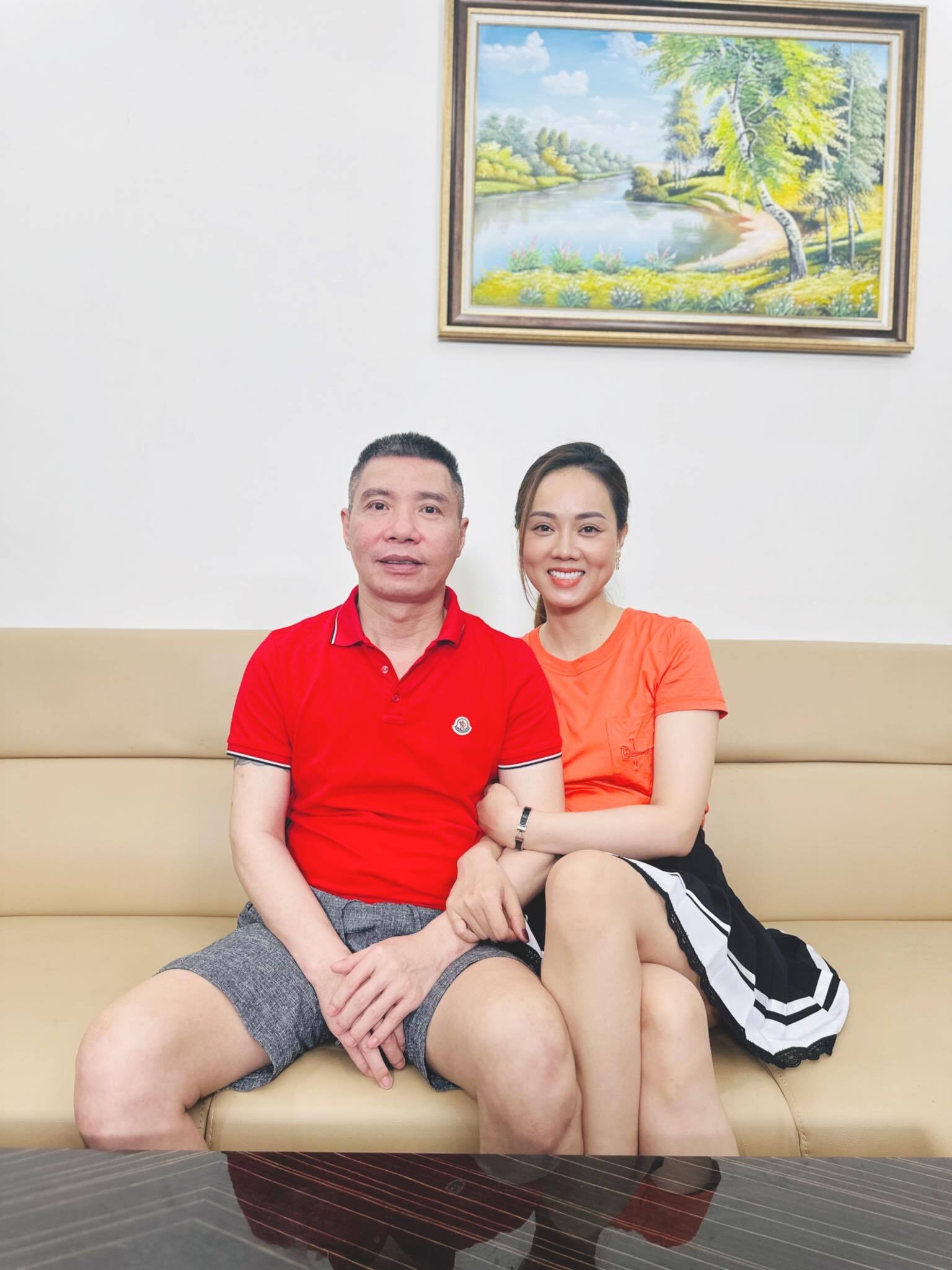 Bà xã NSND Công Lý chia sẻ bức ảnh tình tứ bên chồng. 