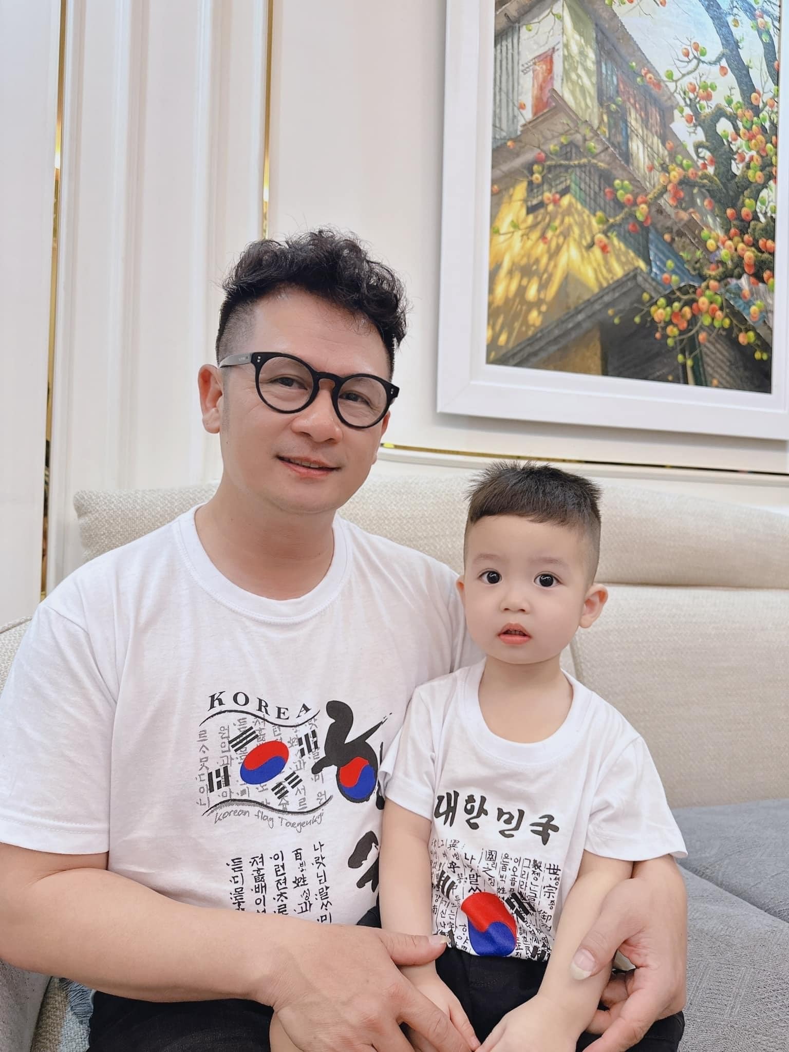 Ca sĩ Bằng Kiều chúc mừng con trai út Benly tròn hai tuổi. Anh cho biết từ khi sinh ra tới giờ, cậu nhóc được sống với đầy ắp tình yêu thương của hai bên nội - ngoại và bạn bè của bố mẹ.