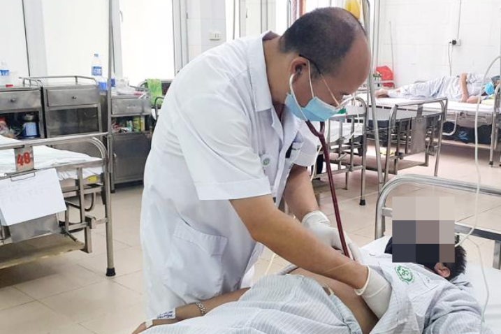 Phó giáo sư Đỗ Duy Cường - khám cho bệnh nhân tại Trung tâm Bệnh Nhiệt đới, Bệnh viện Bạch Mai. (Ảnh: BVCC)