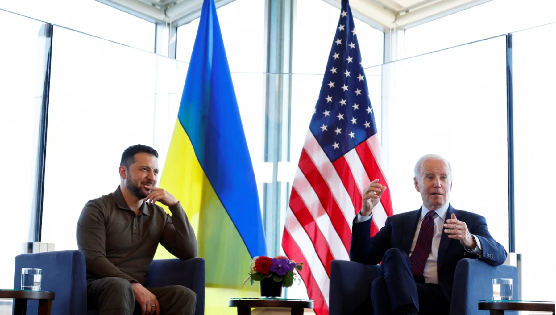Tổng thống Mỹ Joe Biden gặp Tổng thống Ukraine Volodymyr Zelensky trong Hội nghị thượng đỉnh G7 ở Hiroshima, Nhật Bản. (Ảnh: Reuters)