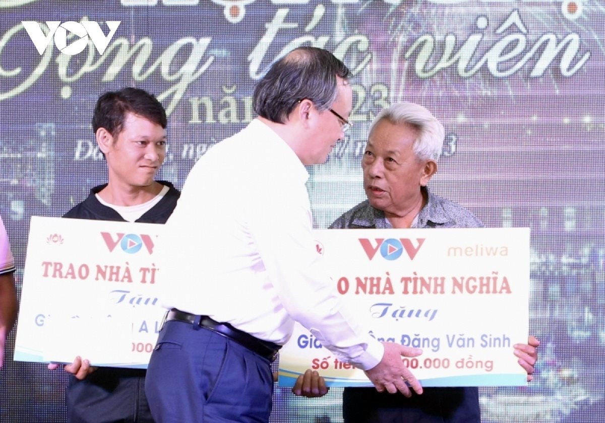 cac-ho-dan-co-hoan-canh-kho-khan-vui-mung-khi-duoc-ho-tro-xay-lai-nha-moi..jpg