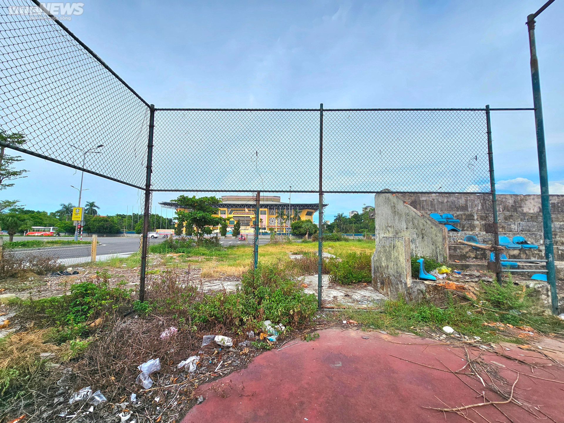 Khu đất nằm trên đường Hà Huy Tập (TP. Huế) đối diện Trung tâm thể thao Thừa Thiên - Huế, gần UBND TP Huế, là khu vực đang phát triển bậc nhất ở cố đô Huế nhưng lại bị bỏ hoang suốt nhiều năm qua.