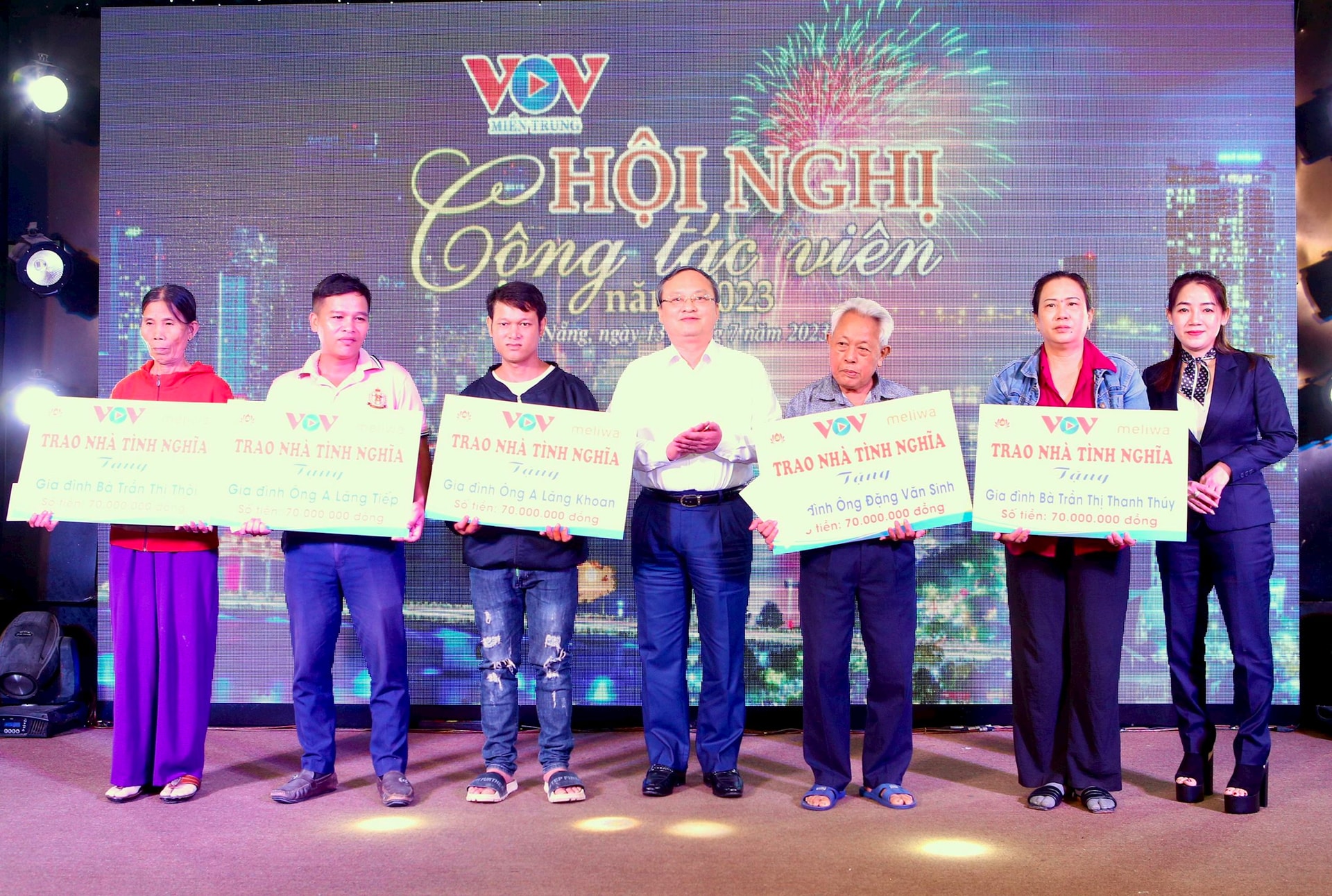 dong-chi-do-tien-sy-tong-giam-doc-dai-tieng-noi-viet-nam-va-ba-pham-thi-kim-anh-dai-dien-cong-ty-tnhh-dien-tu-meliwa-da-trao-bang-tuong-trung-tang-5-can-nha-tinh-nghia..jpg
