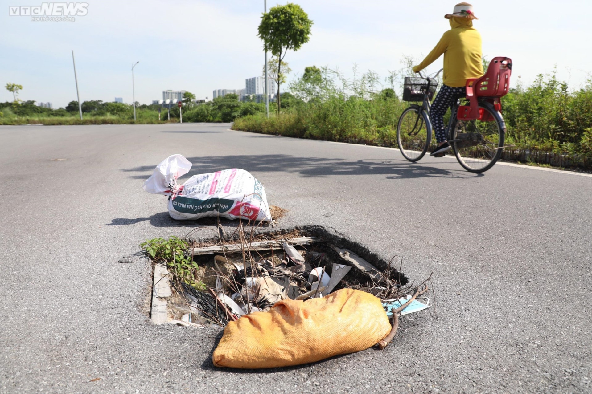 Sau 7 năm quy hoạch, công viên gần 100 ha thành nơi tập kết rác thải, dạy lái xe - 9
