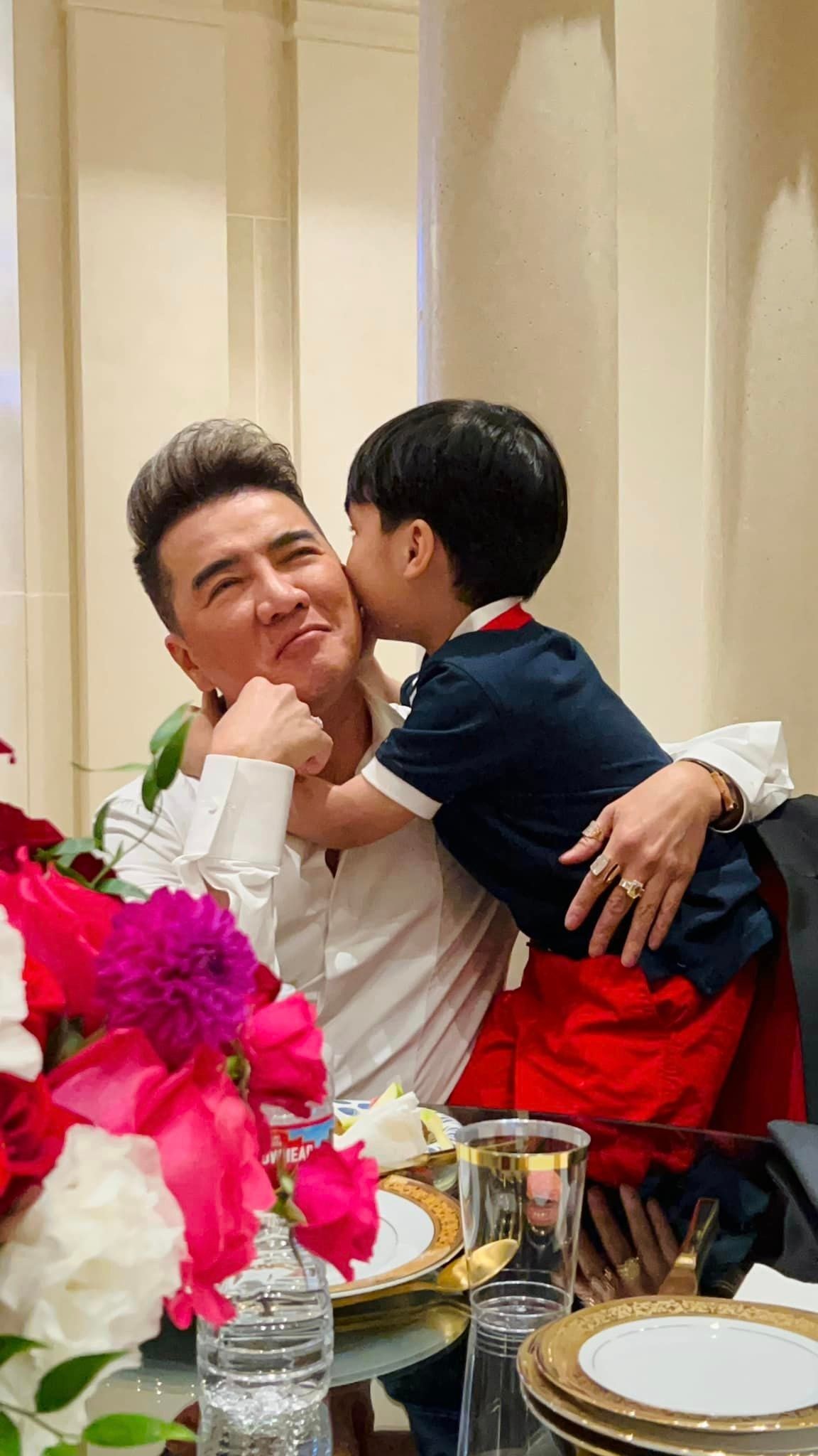 Đàm Vĩnh Hưng nũng nịu khi được con trai thủ thỉ bên tai.