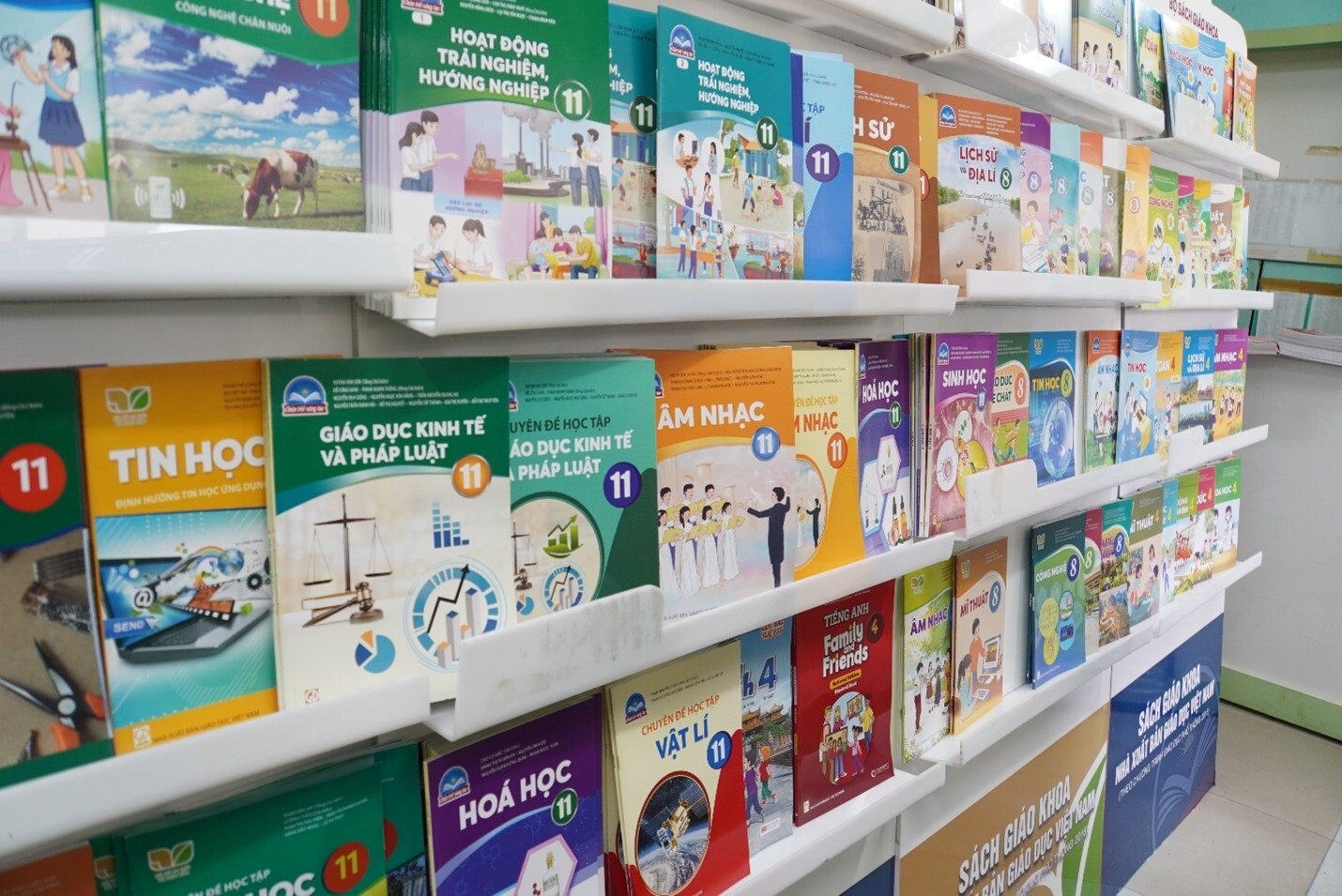 Bộ sách giáo khoa Chân trời sáng tạo và Bộ sách giáo khoa Kết nối tri thức với cuộc sống có mặt tại các hệ thống bán lẻ trực thuộc Nhà xuất bản Giáo dục Việt Nam.