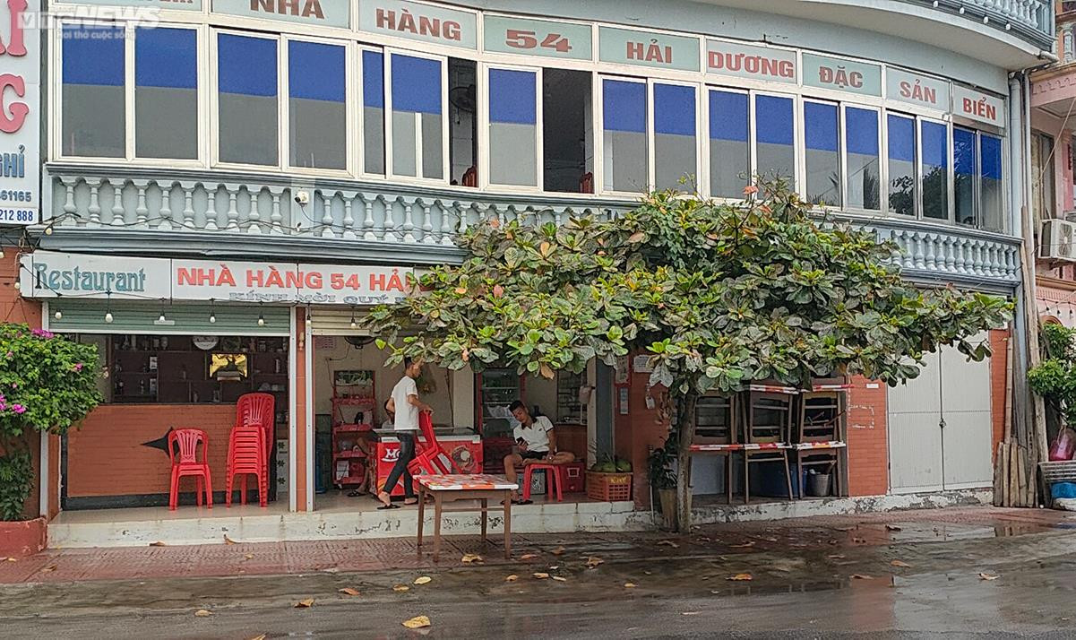 Nhiều nhà hàng ở khu du lịch Đồ Sơn vẫn mở cửa đón khách dù lượng khách ra vào các hàng quán rất ít.