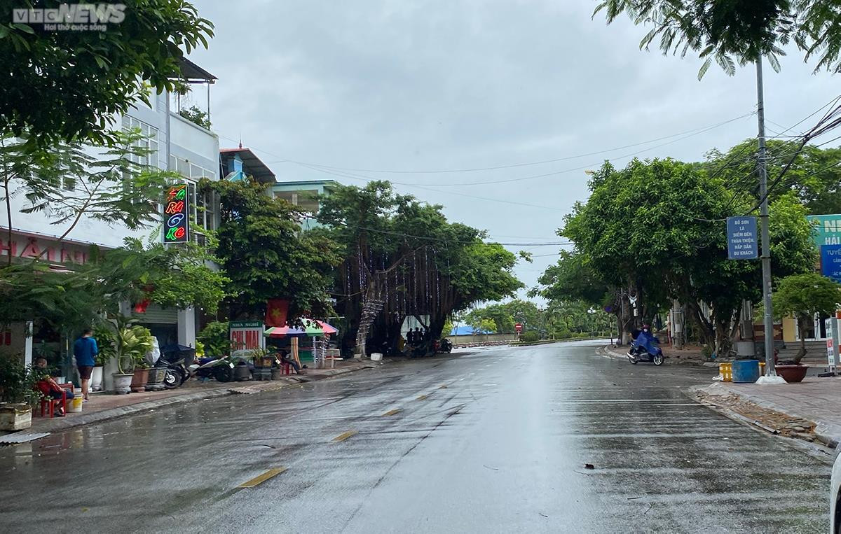 Ghi nhận của PV VTC News tại Đồ Sơn (Hải Phòng) trong sáng 18/7, thời tiết mưa nhỏ, đường sá thưa vắng người qua lại.