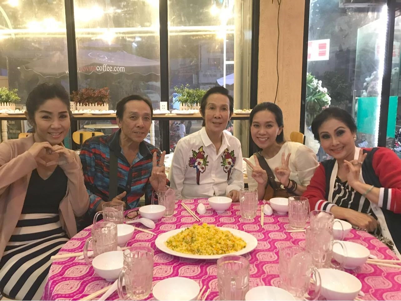 Sao Việt 19/7: Thu Hoài rạng rỡ sau ly hôn, Hồng Phượng chia sẻ ảnh bên NSƯT Vũ Linh - 2