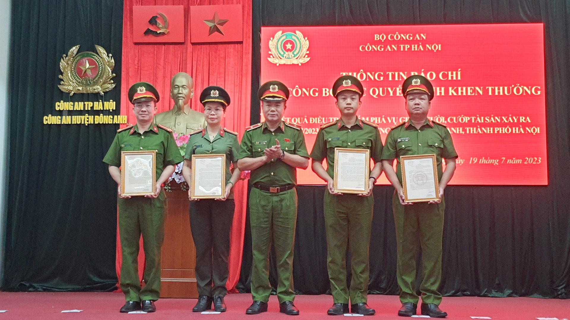 Công TP Hà Nội khen thưởng các tập thể, cá nhân có thành tích khám phá vụ án. (Ảnh: Công an TP Hà Nội)