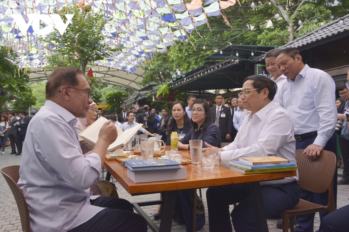 thu tuong viet nam va malaysia tham pho sach, thuong thuc cafe tai ha noi hinh anh 7