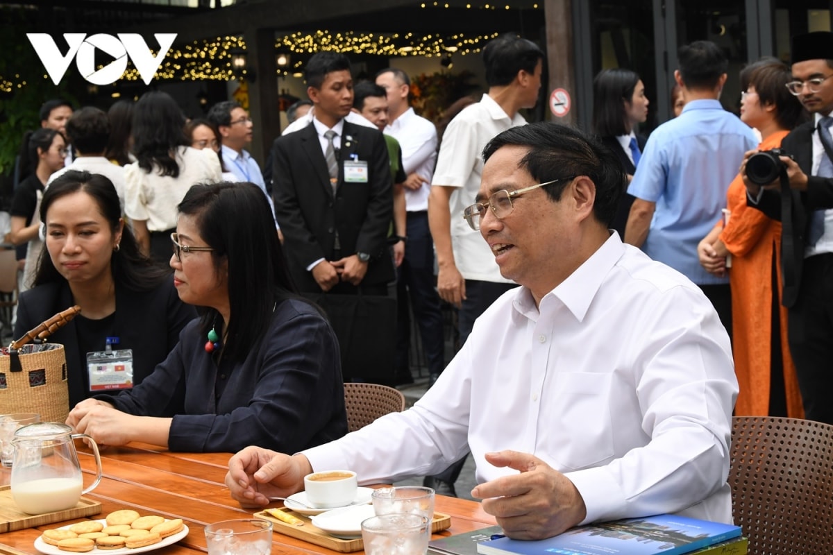 thu tuong viet nam va malaysia tham pho sach, thuong thuc cafe tai ha noi hinh anh 11