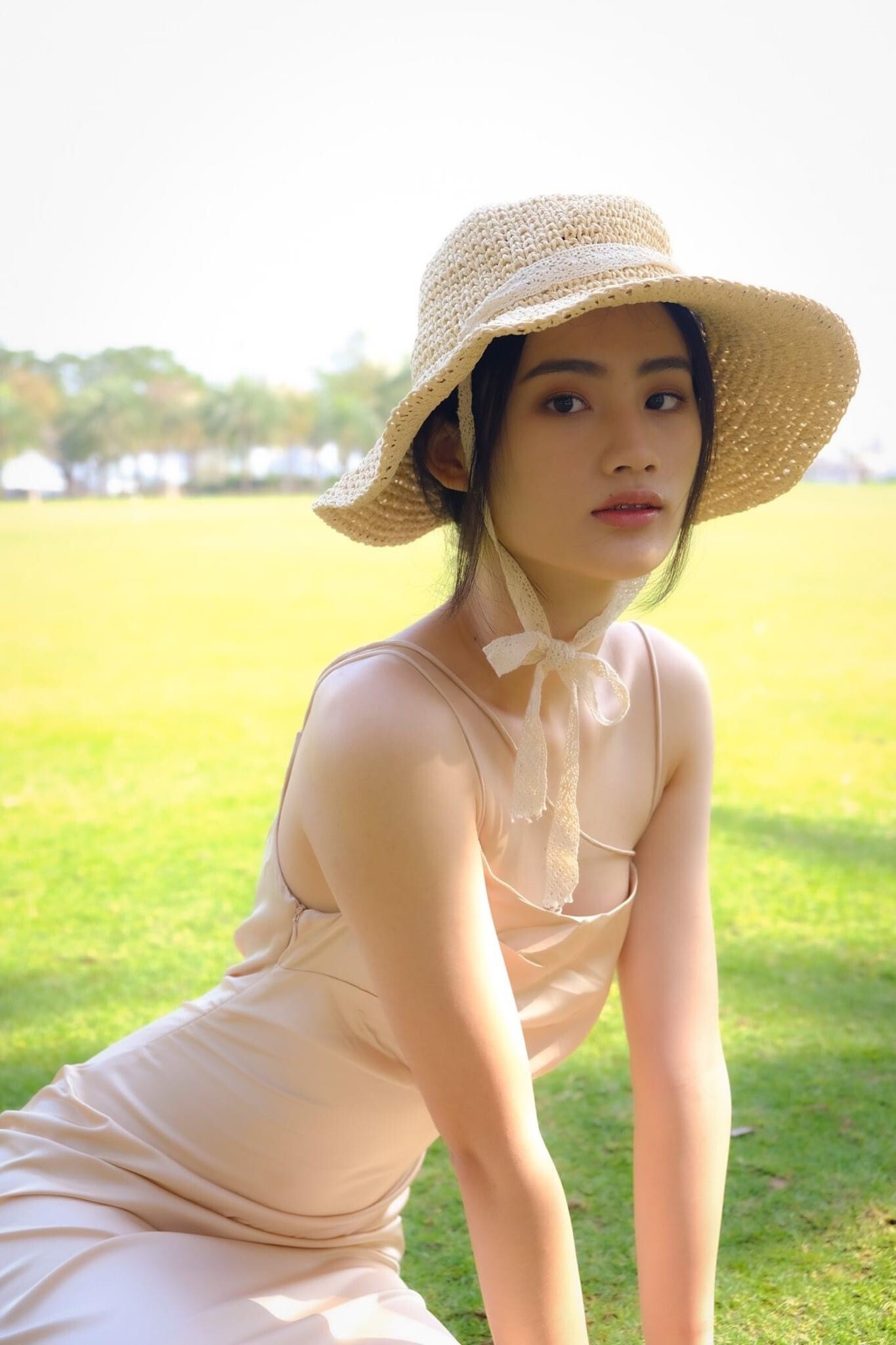 Nét đẹp trong trẻo của Ý Nhi phù hợp với công việc mẫu ảnh. Dù sinh ra trong gia đình khá giả, cô chưa bao giờ xem đó là tất cả mà luôn tự lực.