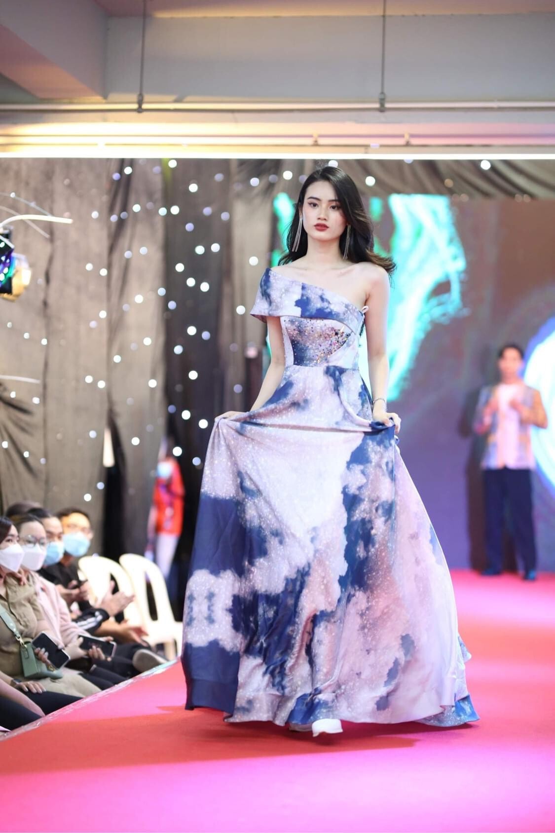Lên năm 2 đại học, Ý Nhi làm mẫu thời trang cho show diễn của các trường đại học.