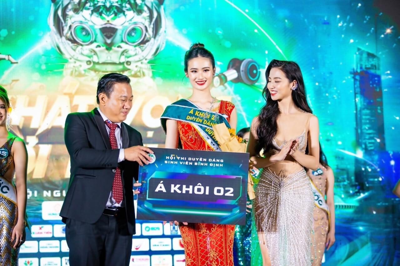 Đến gần đêm chung kết, người đẹp họ Huỳnh tháo niềng để có nụ cười tỏa sáng trên sân khấu sau hơn 5 năm niềng răng. Cô đoạt danh hiệu á khôi 2 và giải Người đẹp Truyền thông.