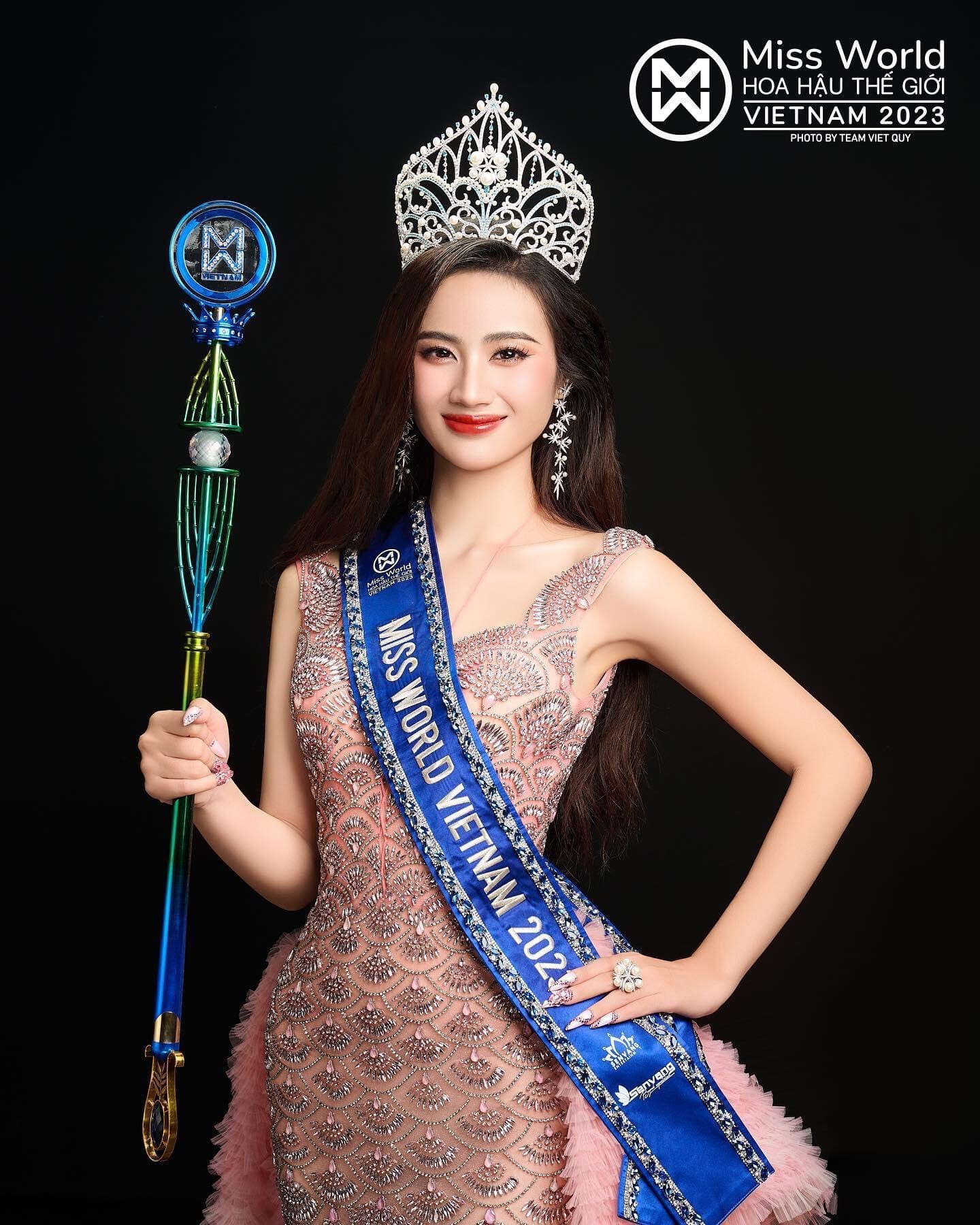 Trong đêm chung kết, Ý Nhi tỏa sáng qua các phần thi, nổi bật khi là người duy nhất mặc dạ hội màu hồng giữa nhiều thí sinh top 10 chọn váy xanh giống nhau. Cô ứng xử tự tin, trôi chảy và truyền thông điệp ý nghĩa về việc không nên so sánh bản thân với người khác, biến áp lực thành động lực. Ý Nhi sẽ đại diện Việt Nam tại cuộc thi Hoa hậu Thế giới 2024.