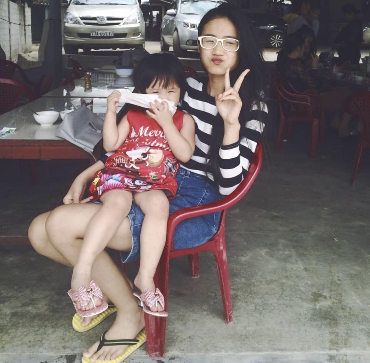 Ý Nhi năm 14 tuổi, chụp ảnh cùng em gái. Cô cận thị từ nhỏ, là con gái trưởng.