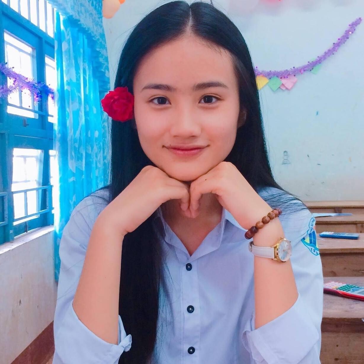 Tân hoa hậu khoe nét đẹp dịu dàng trong bộ đồng phục với mái tóc dài mượt và đôi mắt sáng.