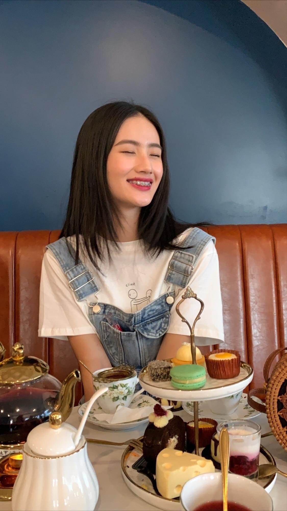 Tuy niềng răng, Ý Nhi không hề ngại mà vẫn tự tin khoe nụ cười rạng rỡ. Thi tốt nghiệp THPT xong, cô tích cực đăng hình, chia sẻ cuộc sống nhiều hơn trên mạng xã hội.