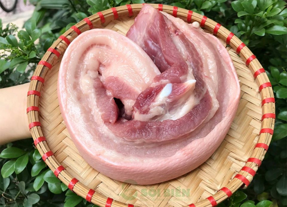 Mẹo phân biệt thịt lợn sạch và thịt lợn tăng trọng: Thịt lợn sạch có độ dính cao hơn khi chạm tay vào. (Ảnh: Sói Biển)