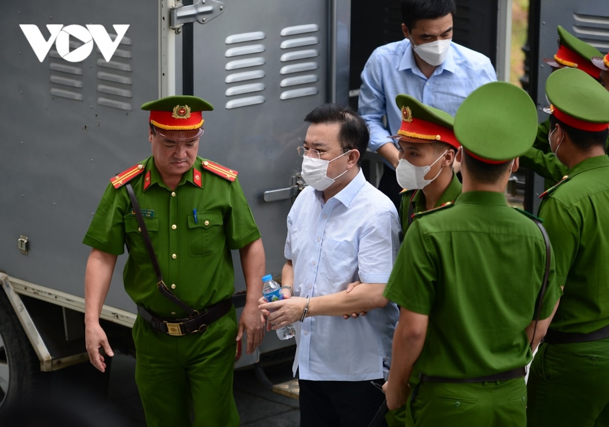 tuyen an vu chuyen bay giai cuu bi cao pham trung kien cui gam mat khi vao toa hinh anh 2