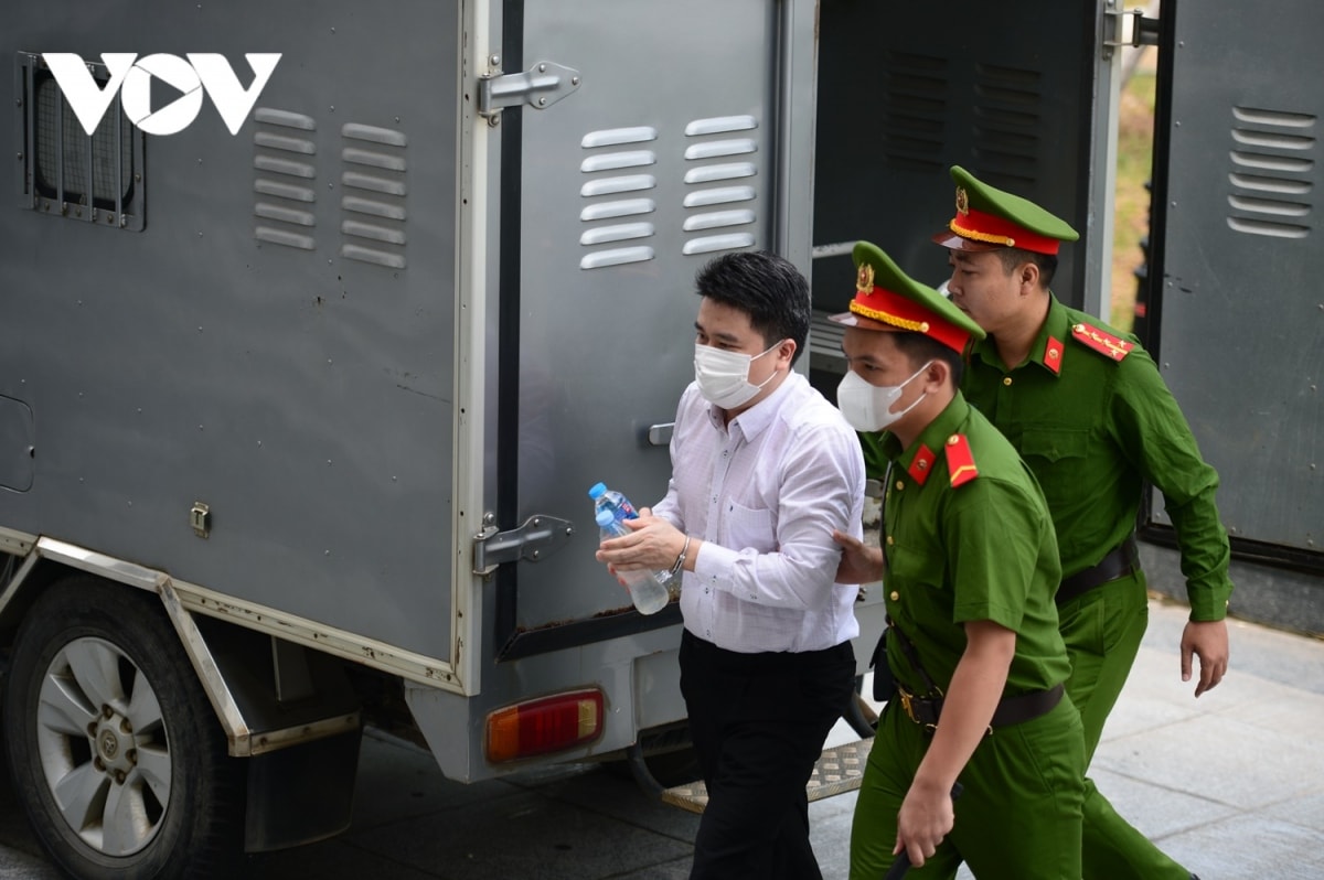 tuyen an vu chuyen bay giai cuu bi cao pham trung kien cui gam mat khi vao toa hinh anh 10