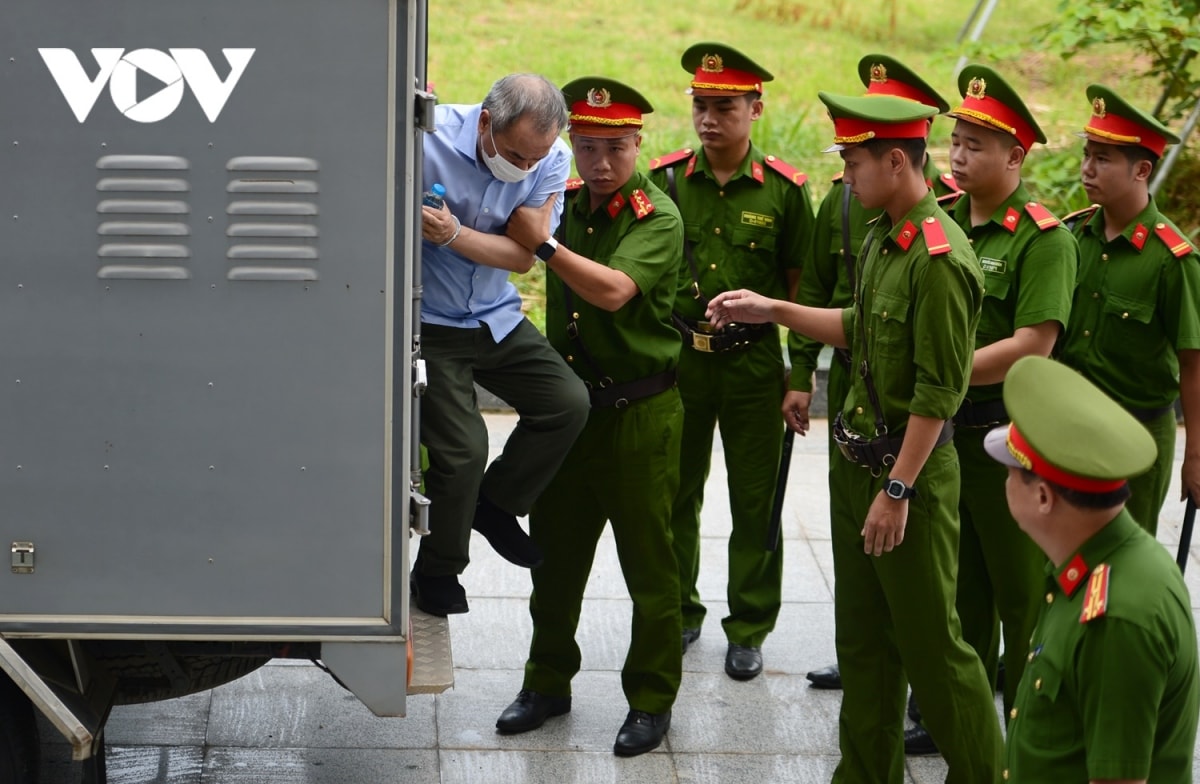 tuyen an vu chuyen bay giai cuu bi cao pham trung kien cui gam mat khi vao toa hinh anh 1